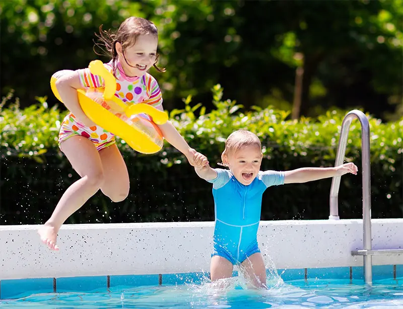 Outdoor pools and water play in Brant County