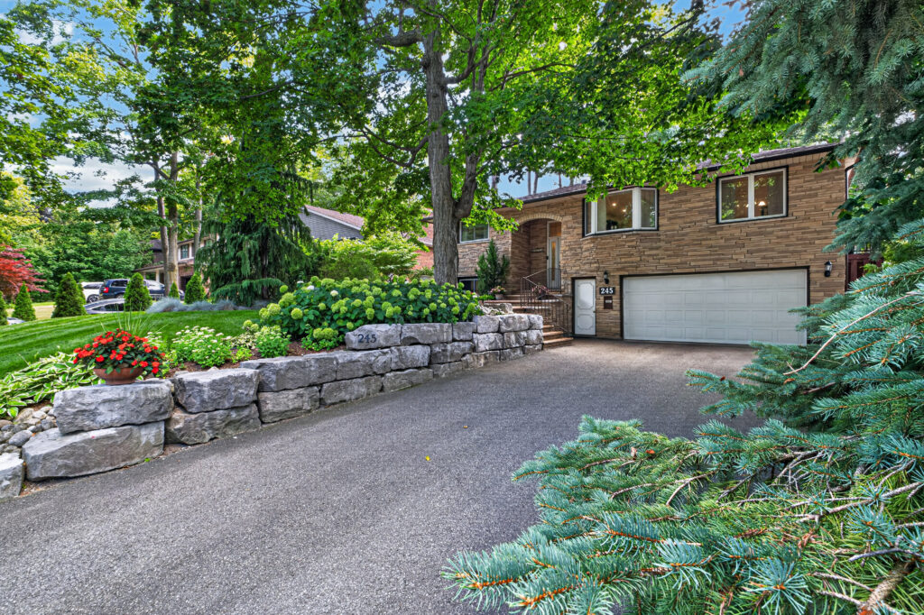 245 Corrie Cres.